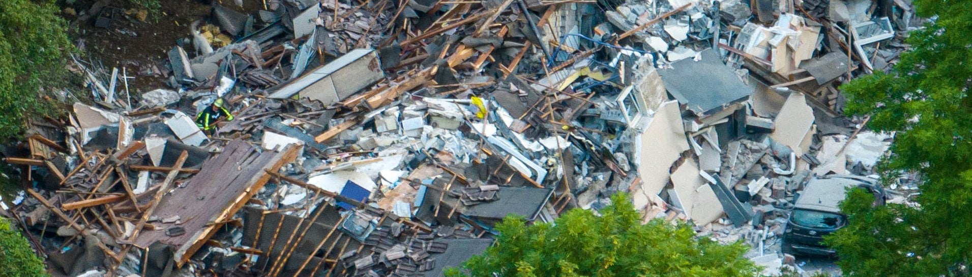 Feuerwehrleute untersuchen die Trümmer eines eingestürzten Hauses. (Foto: dpa Bildfunk, picture alliance/dpa/dpa-TNN | Christoph Reichwein)
