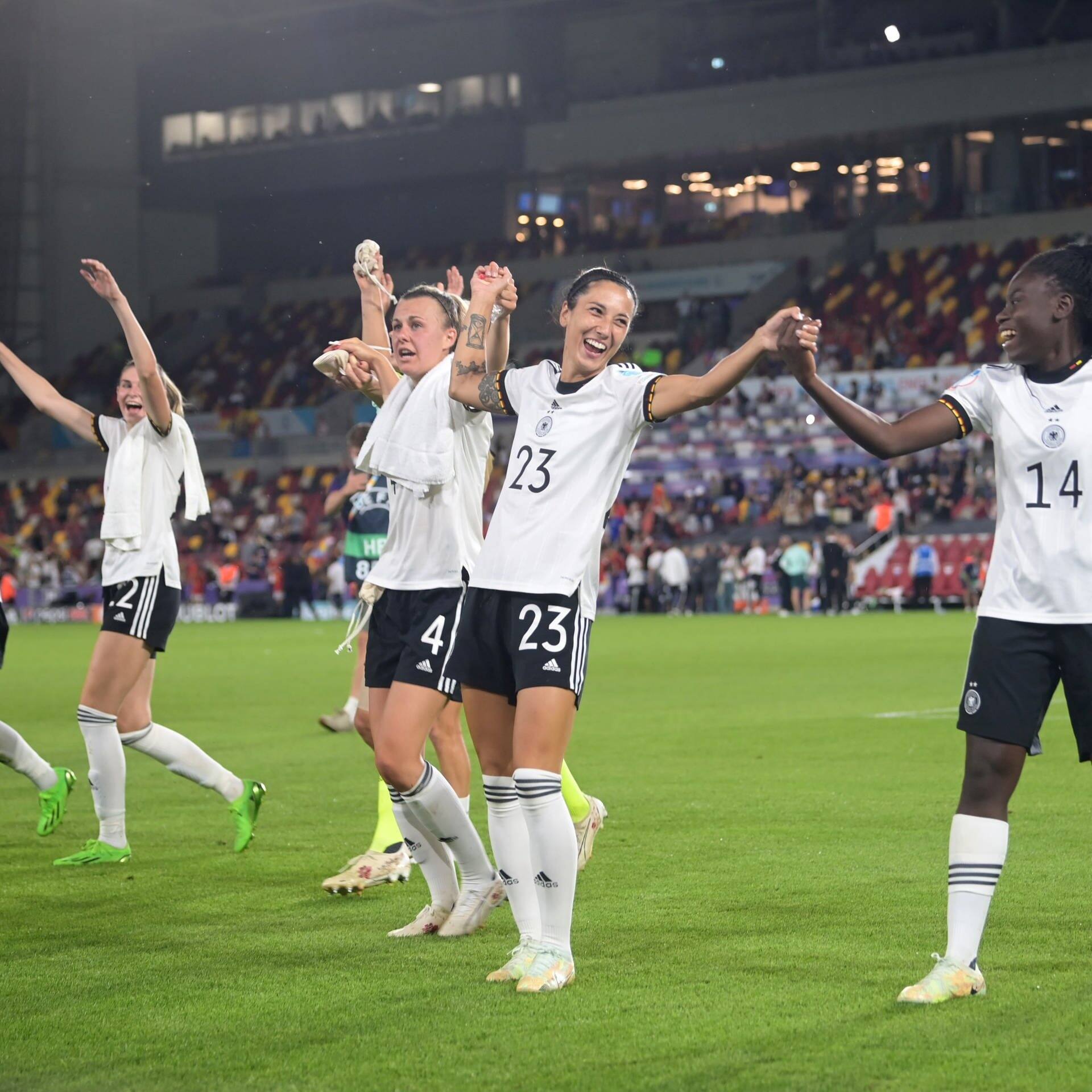 Spielerinnen der Fußball-Nationalmannschaft freuen sich über den Sieg gegen Spanien. (Foto: dpa Bildfunk, picture alliance/dpa | Sebastian Christoph Gollnow)