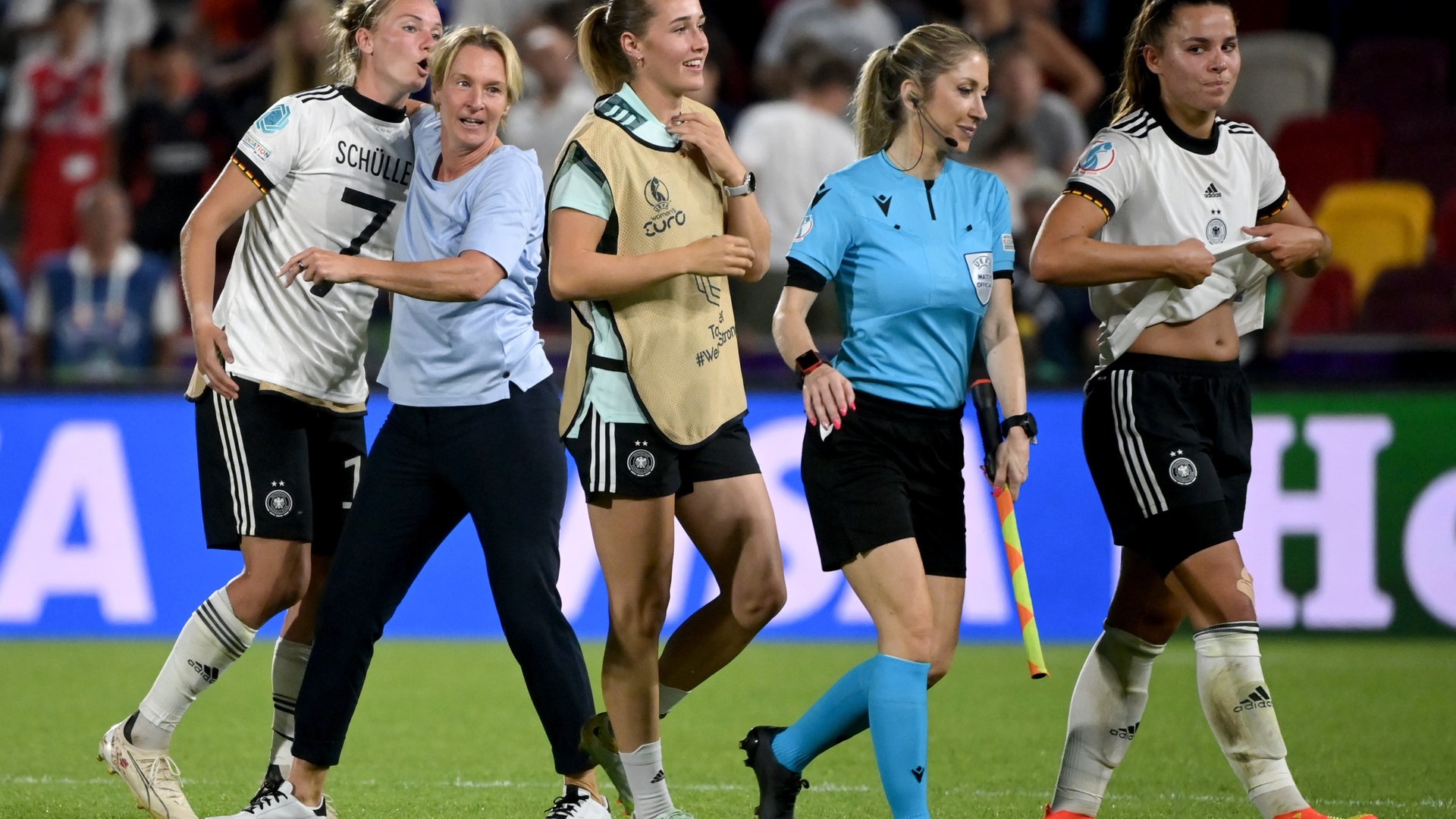 Foto: dpa Bildfunk, picture alliance/dpa | Sebastian Christoph Gollnow Spielerinnen der Fußball-Nationalmannschaft freuen sich über den Sieg gegen Spanien. (Foto: dpa Bildfunk, picture alliance/dpa | Sebastian Christoph Gollnow)