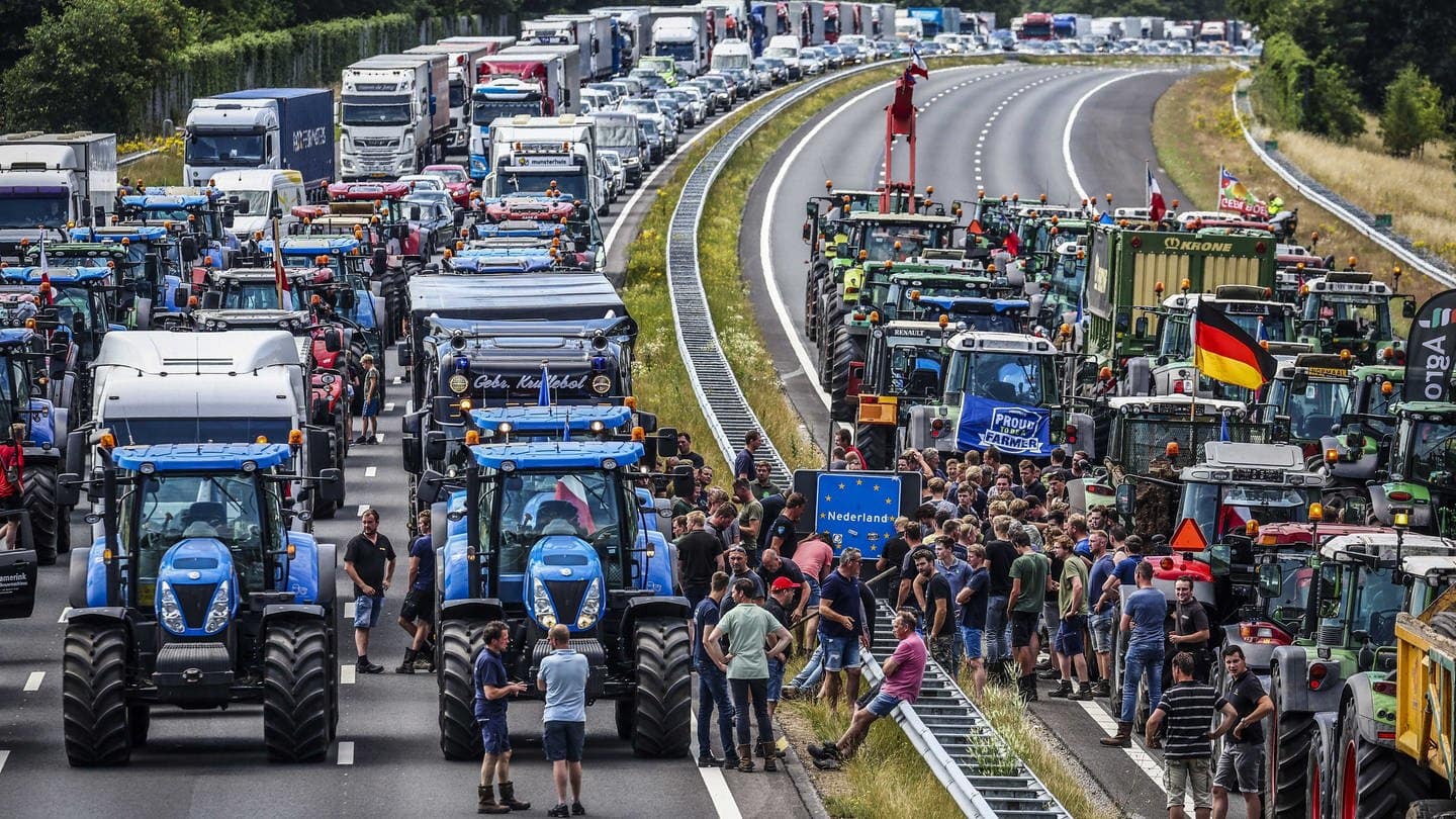 Niederländische Bauern blockieren die Autobahn A1 bei Oldenzaal (Foto: dpa Bildfunk, picture alliance/dpa/ANP | Vincent Jannink)