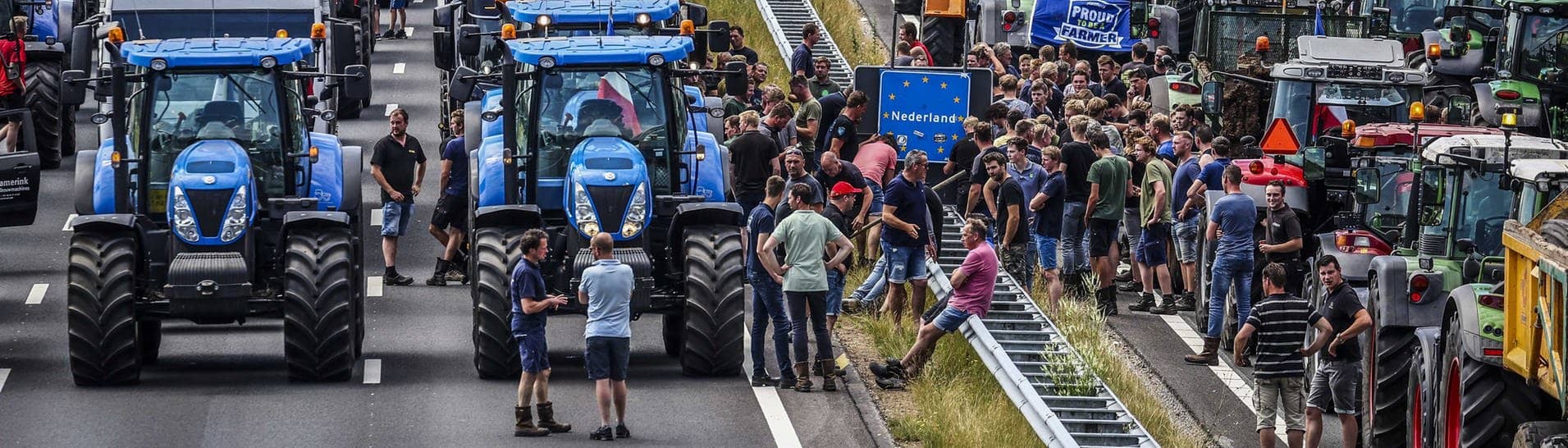 Niederländische Bauern blockieren die Autobahn A1 bei Oldenzaal (Foto: dpa Bildfunk, picture alliance/dpa/ANP | Vincent Jannink)