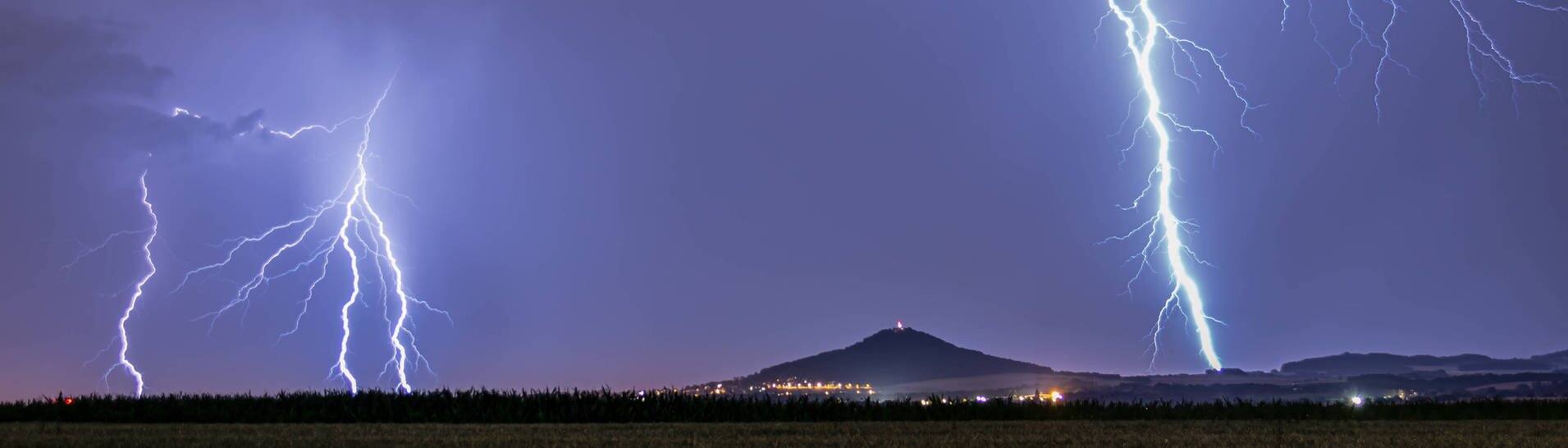 Blitze über einem deutschen Mittelgebirge. (Foto: IMAGO, IMAGO / lausitznews.de)