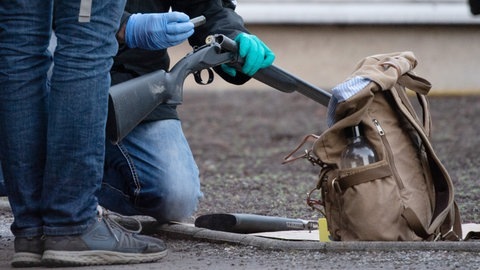 Foto: dpa Bildfunk, picture alliance/dpa | Sebastian Gollnow Der Täter soll laut Polizei weitere 100 Schuss Munition in diesem Rucksack mit sich geführt haben. (Foto: dpa Bildfunk, picture alliance/dpa | Sebastian Gollnow)