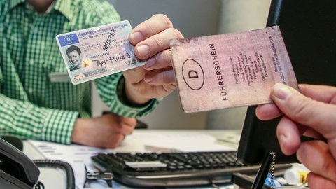Ein alter Führerschein wird gegen einen neuen eingetauscht. (Foto: IMAGO, imago images/Andreas Gora)