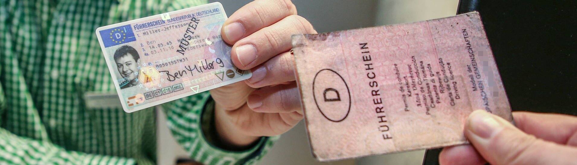 Ein alter Führerschein wird gegen einen neuen eingetauscht. (Foto: IMAGO, imago images/Andreas Gora)