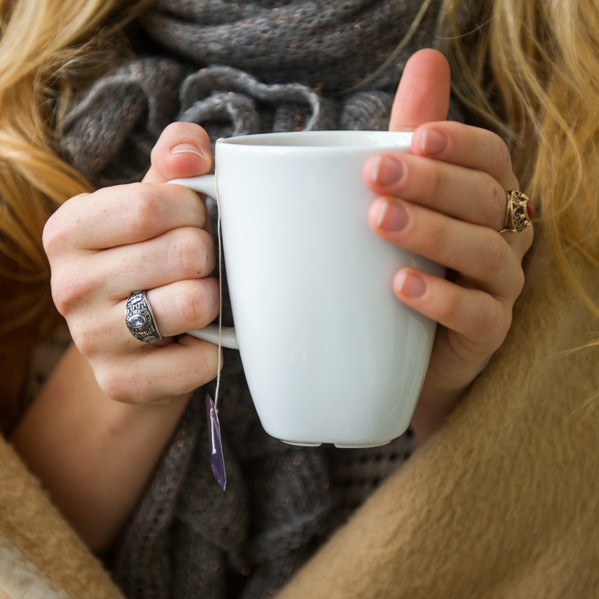 Eine Frau wärmt sich in eine Decke gehüllt, an einer Tasse Tee in den Händen (Foto: dpa Bildfunk, picture alliance / dpa | Ole Spata)