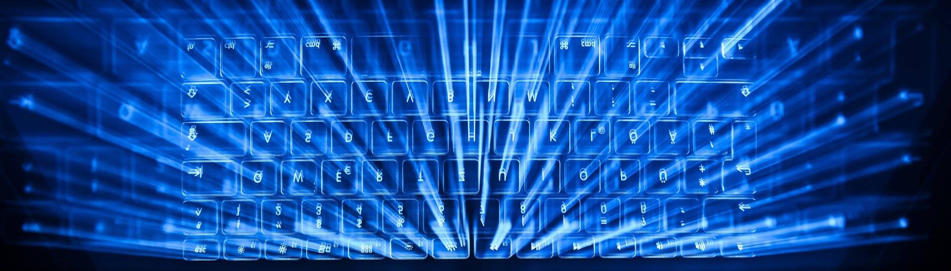 Die beleuchtete Tastatur eines Laptops spiegelt sich im Bildschirm. (Foto: dpa Bildfunk, picture alliance/dpa | Silas Stein)