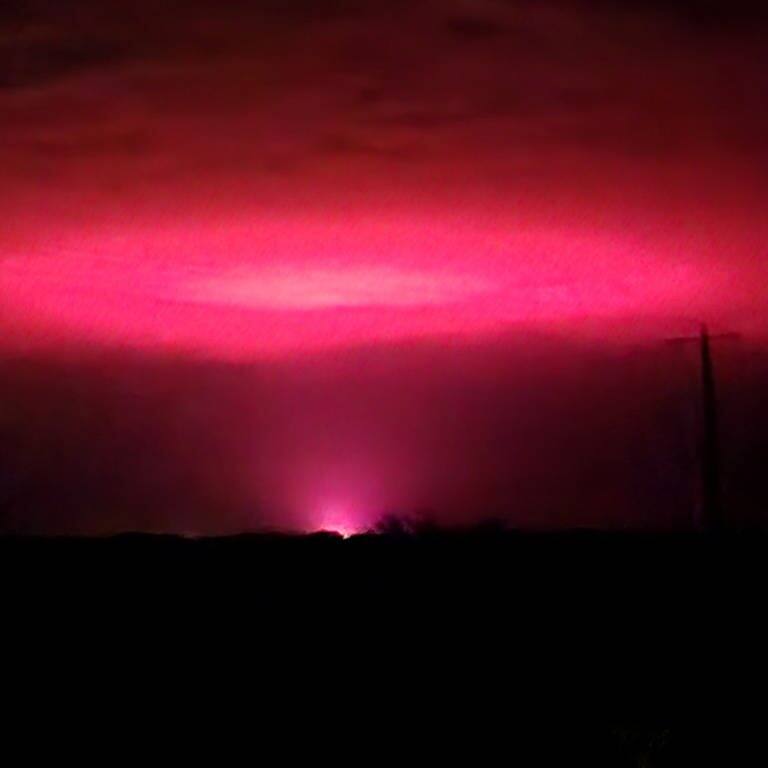 WTF? Rotes Riesenlicht in der Nacht über Midlura in Australien. (Foto: Reuters)