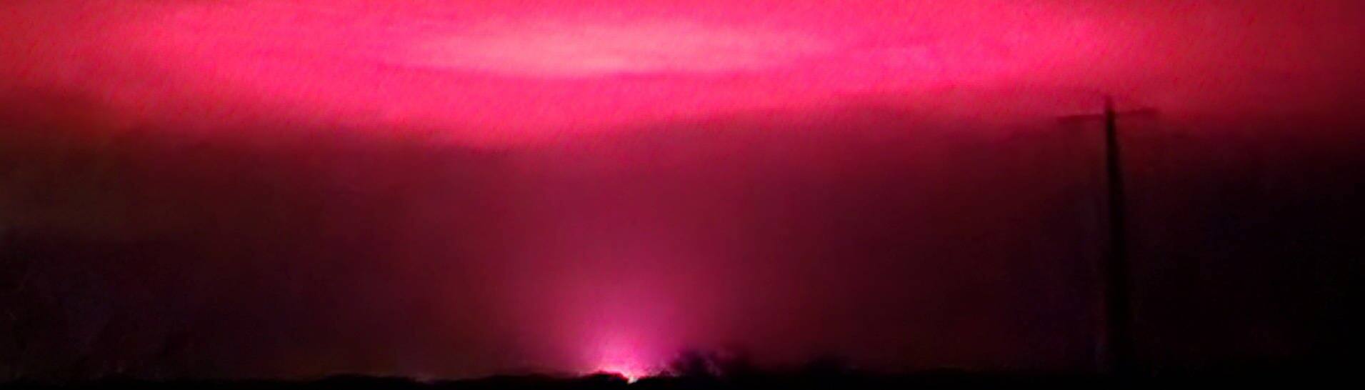 WTF? Rotes Riesenlicht in der Nacht über Midlura in Australien. (Foto: Reuters)