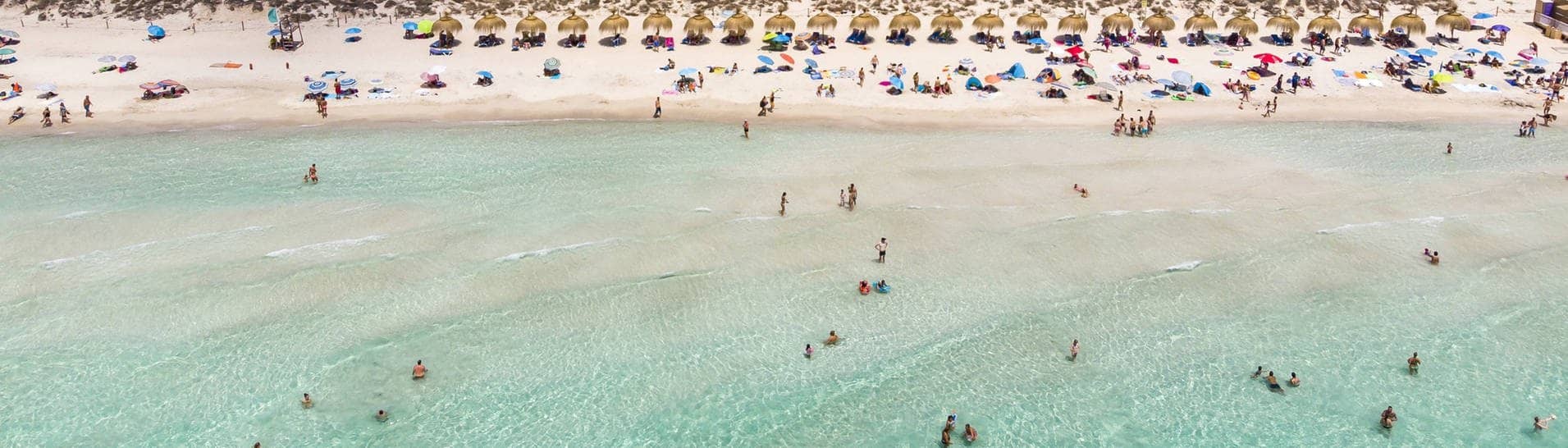 Ein Strand – mit der Drohne gefilmt. (Foto: IMAGO, IMAGO / Westend61)