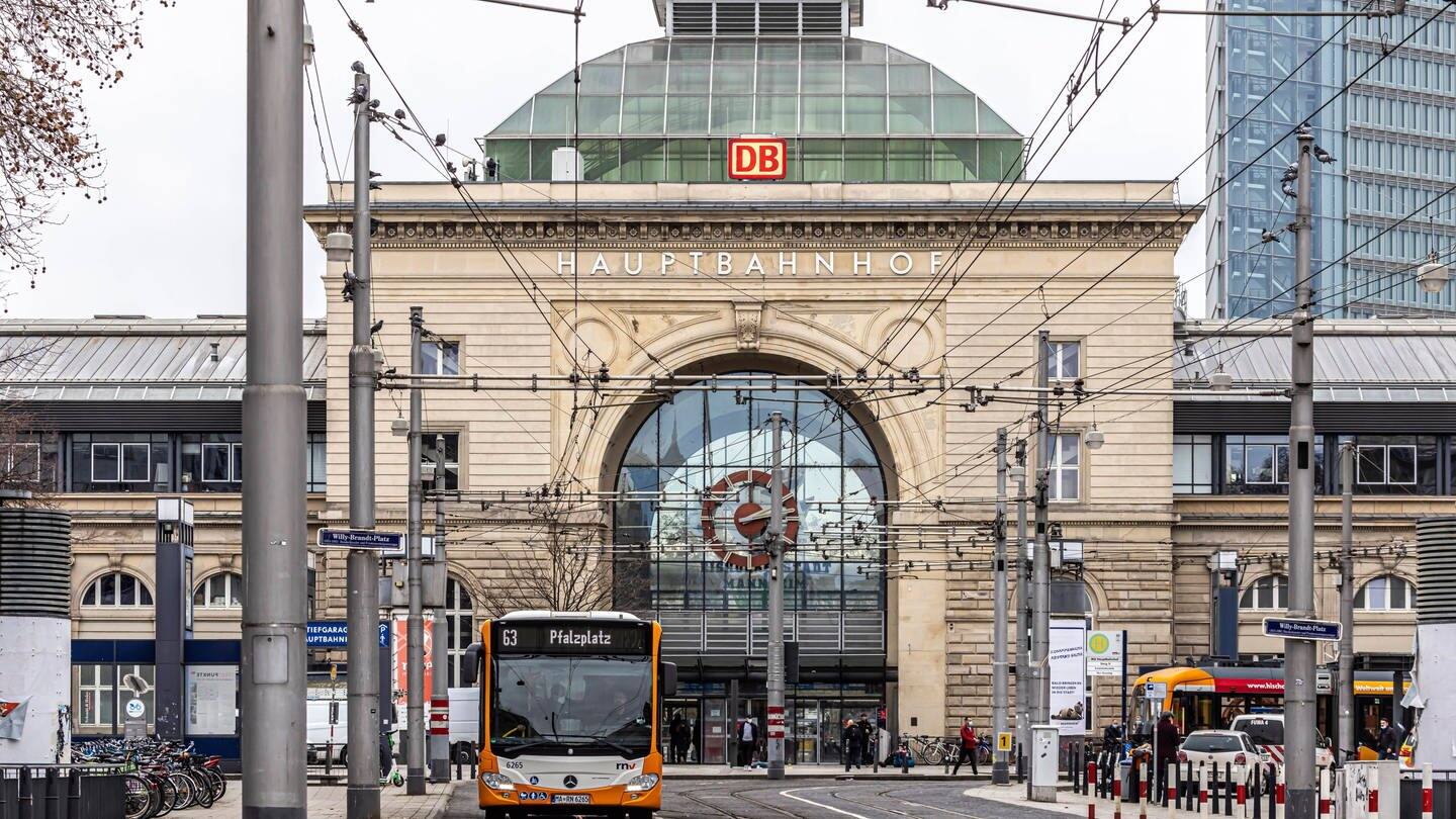Bahnhof Mannheim von außen. (Foto: IMAGO, IMAGO / Arnulf Hettrich)