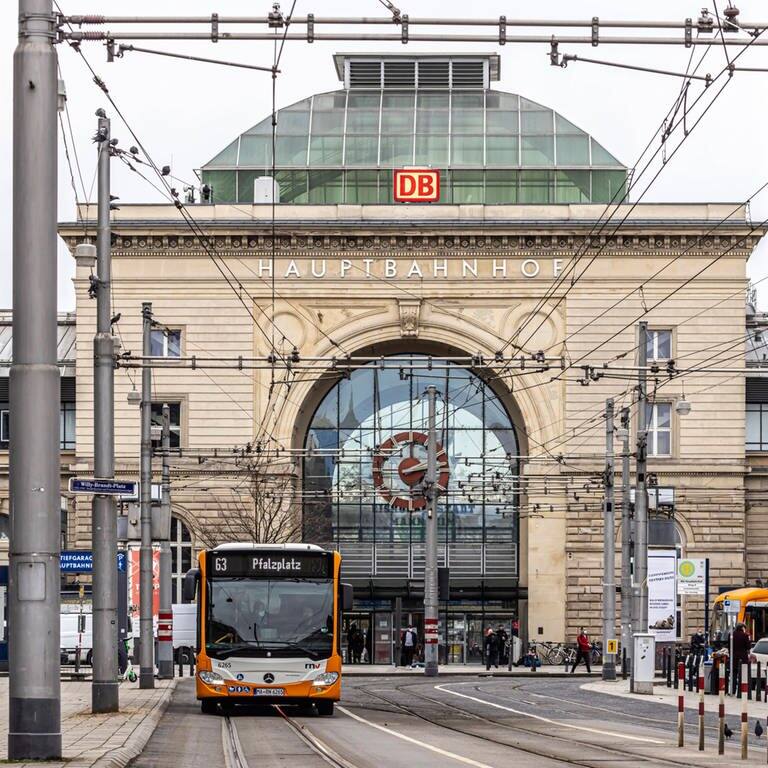 Bahnhof Mannheim von außen. (Foto: IMAGO, IMAGO / Arnulf Hettrich)