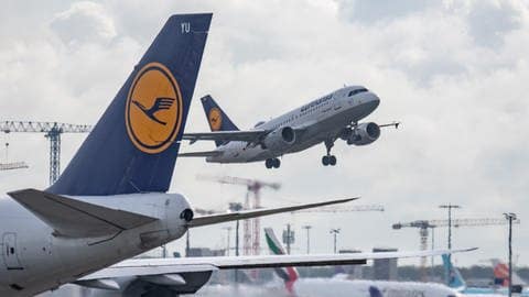 Eine Passagiermaschine der Lufthansa landet auf dem Flughafen Frankfurt. (Foto: dpa Bildfunk, picture alliance/dpa | Boris Roessler)