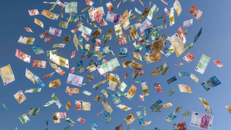 Hunderte Euro-Scheine fliegen durch die Luft. (Foto: IMAGO, IMAGO / agrarmotive)