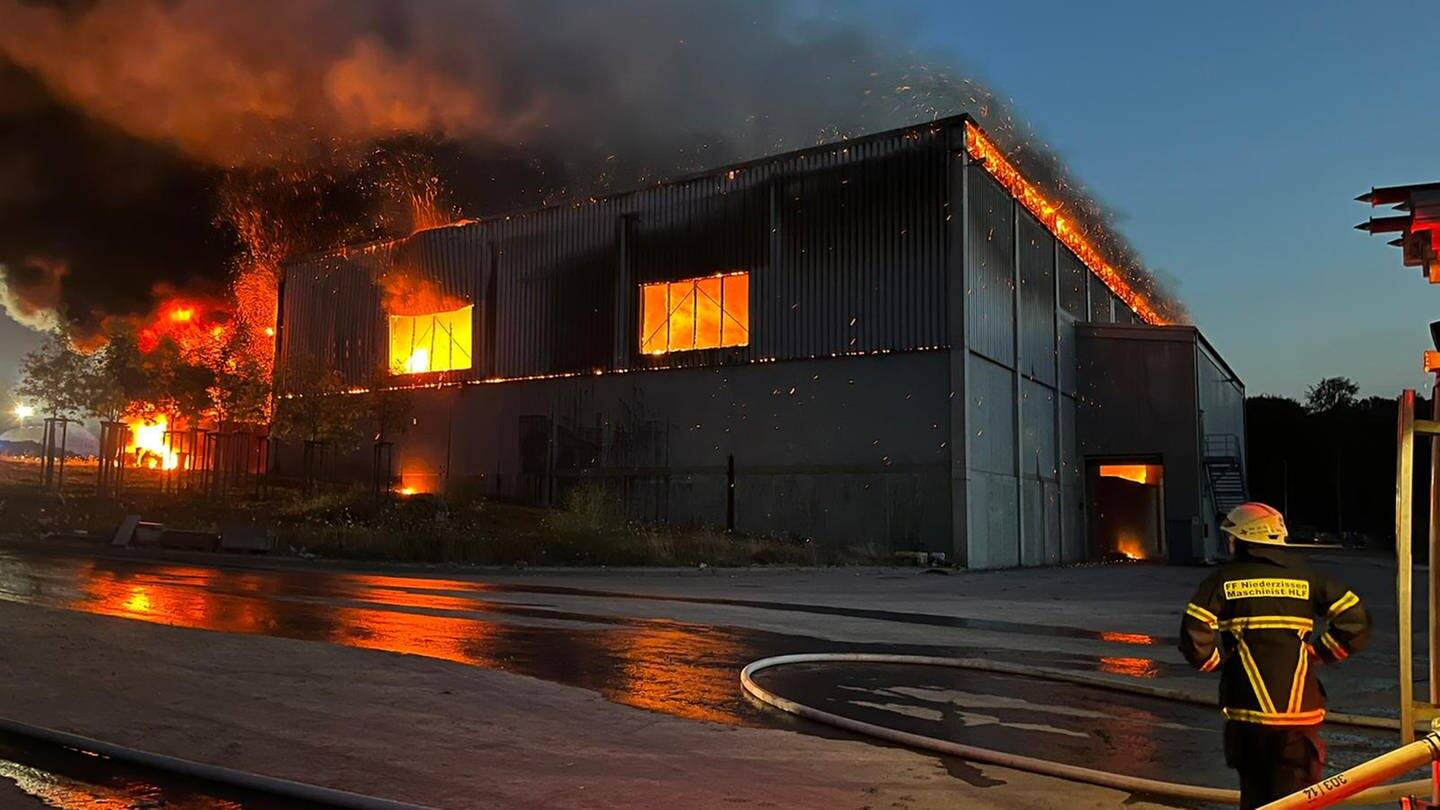 In Niederzissen ist am Freitagabend in einem Abfallbetrieb ein Großbrand ausgebrochen.  Zeitweise waren bis zu 150 Feuerwehrleute im Einsatz. (Foto: Einsatzleitung Kreis Ahrweiler )