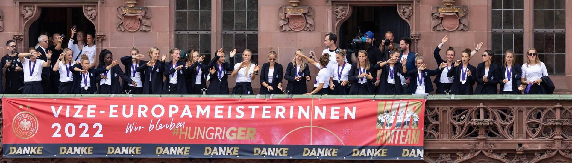 Die Fußballerinnen stehen auf dem Rathausbalkon, davor ein Banner "Vize-Europameisterinnen" (Foto: dpa Bildfunk, picture alliance/dpa | Hannes P Albert)