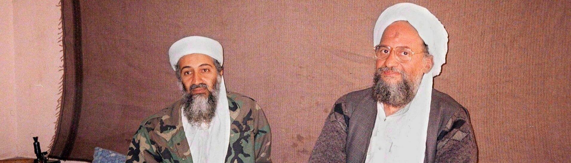Ein Foto der Zeitung Ausaf vom 08.11.2001 zeigt Osama bin Laden (l) zusammen mit seinem Stellvertreter Aiman al-Sawahiri in einem Versteck an einem ungenannten Ort in Afghanistan. (Foto: dpa Bildfunk, picture alliance/dpa/EPA | Ausaf Newspaper)
