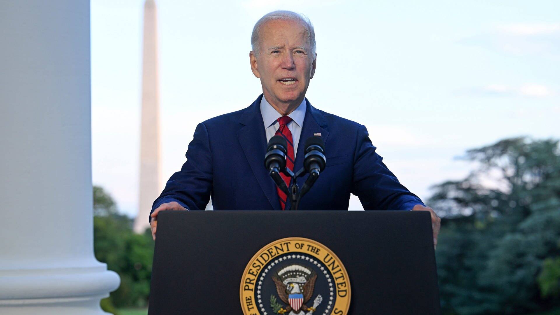 Joe Biden, Präsident der USA, spricht auf dem Balkon des Blauen Zimmers im Weißen Haus und gibt bekannt, dass ein US-Luftangriff den Al-Kaida-Führer getötet hat. (Foto: dpa Bildfunk, picture alliance/dpa/Pool AFP | Jim Watson)
