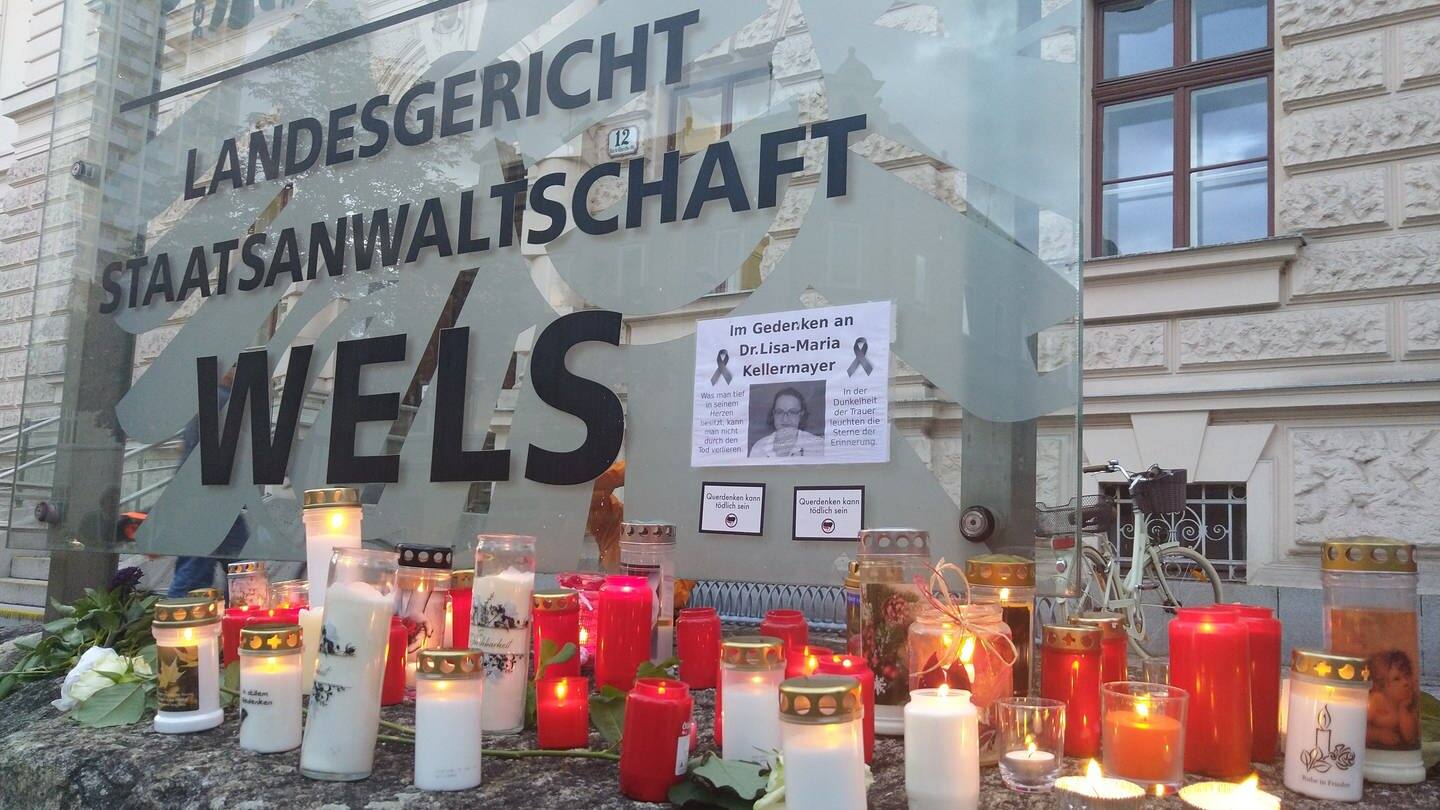 Kerzen stehen in Gedenken an die oberösterreichische Ärztin Lisa-Maria Kellermayr vor dem Landesgericht und der Staatsanwaltschaft Wels.  (Foto: dpa Bildfunk, picture alliance/dpa/APA | Verena Leiss)