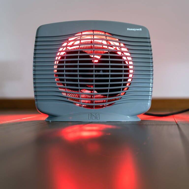 Ein neueres Modell eines Heizlüfters, der rot leuchtet (Foto: dpa Bildfunk, picture alliance/dpa | Frank Rumpenhorst)
