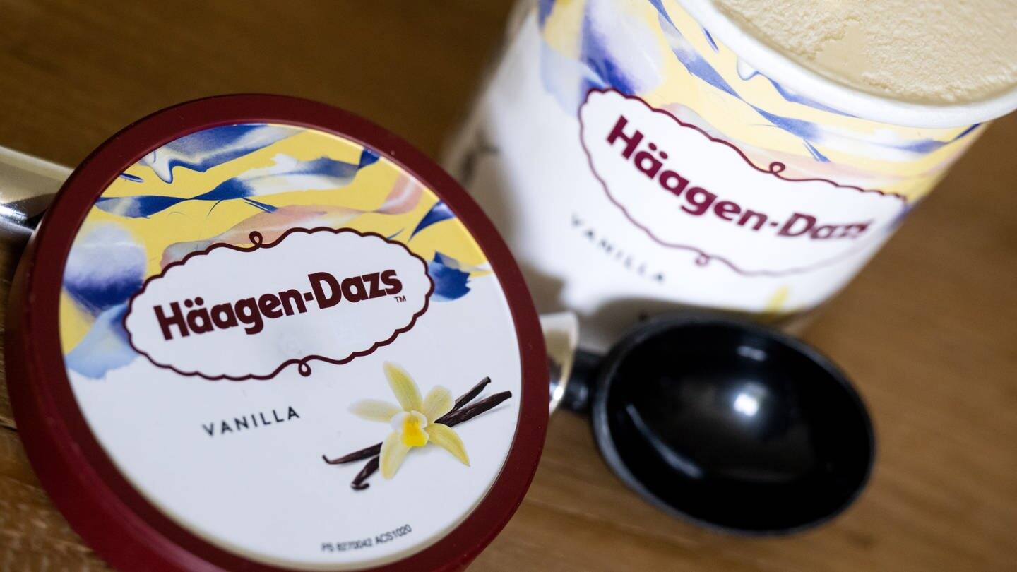Ein Becher mit dem Eis «Vanilla» von Häagen-Dazs steht auf einem Tisch. (Foto: dpa Bildfunk, picture alliance/dpa | Sven Hoppe)