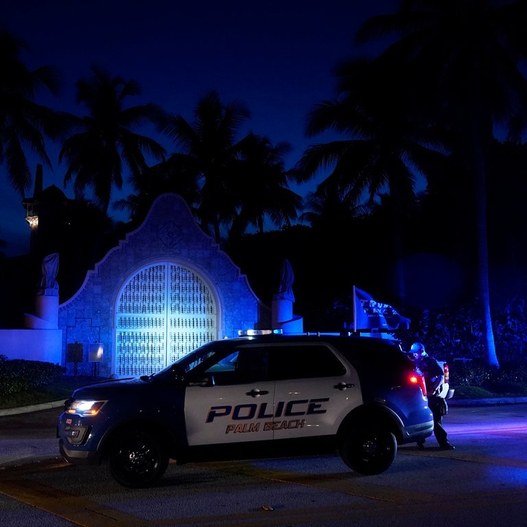 Polizisten stehen vor dem Eingang des Mar-a-Lago-Anwesens des ehemaligen Präsidenten Trump. (Foto: dpa Bildfunk, Picture Alliance)