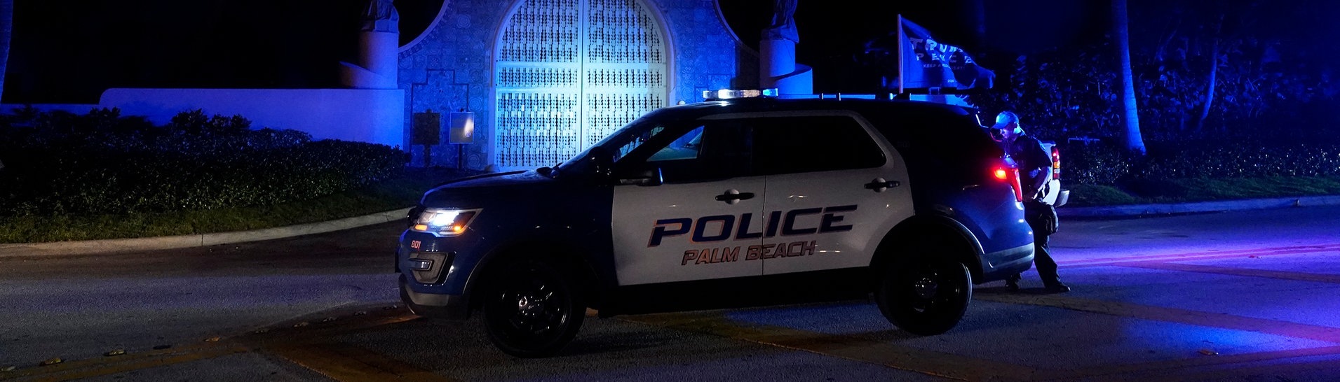 Polizisten stehen vor dem Eingang des Mar-a-Lago-Anwesens des ehemaligen Präsidenten Trump. (Foto: dpa Bildfunk, Picture Alliance)
