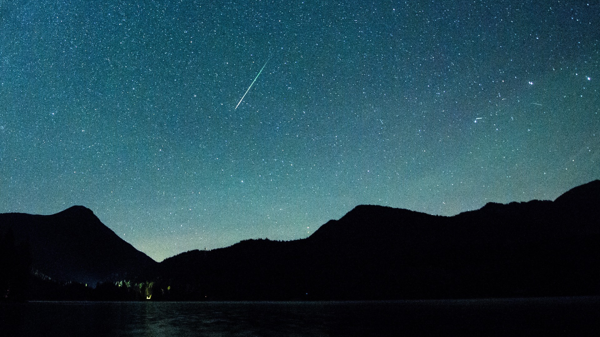 Foto: dpa Bildfunk, picture alliance/dpa | Matthias Balk Eine Sternschnuppe leuchtet am 12.08.2018 am Himmel über dem Walchensee (Archiv). (Foto: dpa Bildfunk, picture alliance/dpa | Matthias Balk)