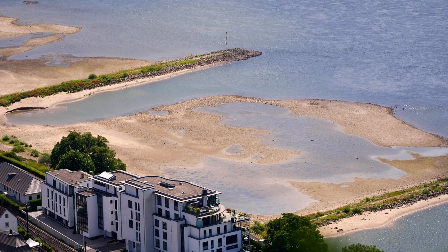 Blick vom Drachenfels bei Koenigswinter auf die Insel Nonnenwerth bei Niedrigwasser. (Foto: IMAGO, dpa Bildfunk, IMAGO / Kosecki)