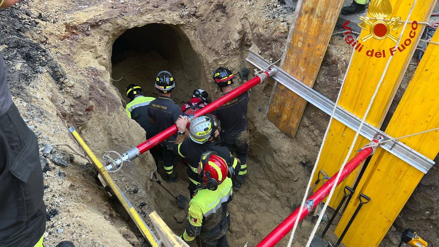 Die Feuerwehr rettet den verschütteten Bankräuber. (Foto: Twitteraccount der italinischen Feuerwehr @vigilidelfuoco)