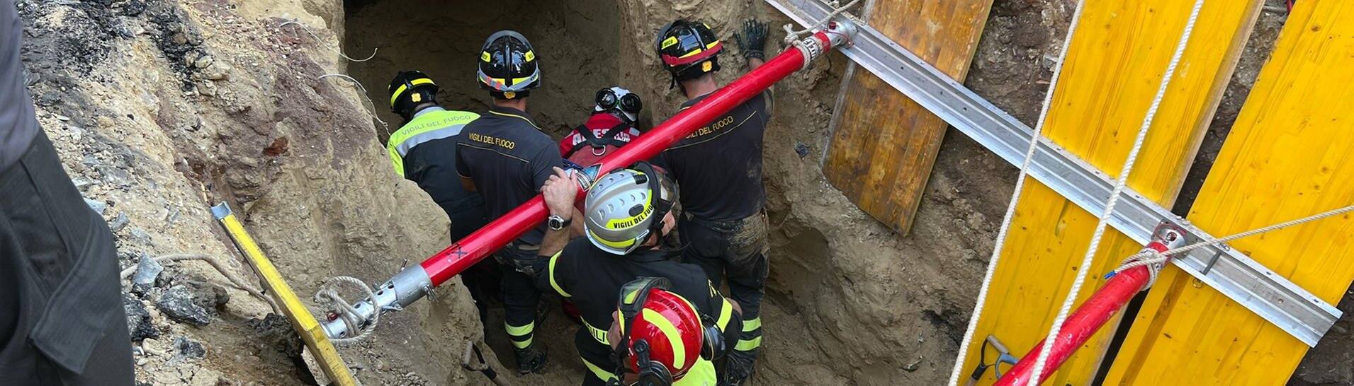 Die Feuerwehr rettet den verschütteten Bankräuber. (Foto: Twitteraccount der italinischen Feuerwehr @vigilidelfuoco)