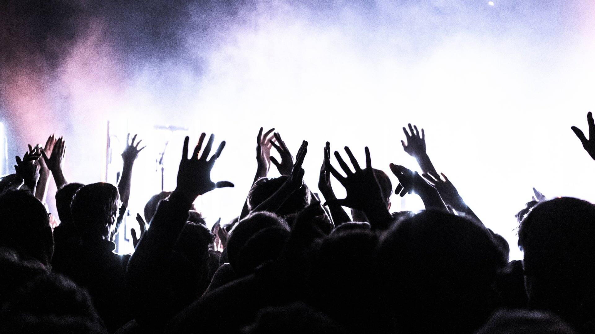 Symbolbild Festival - Menschenmasse vor einer Bühne  (Foto: IMAGO, IMAGO / Moritz Schlenk)
