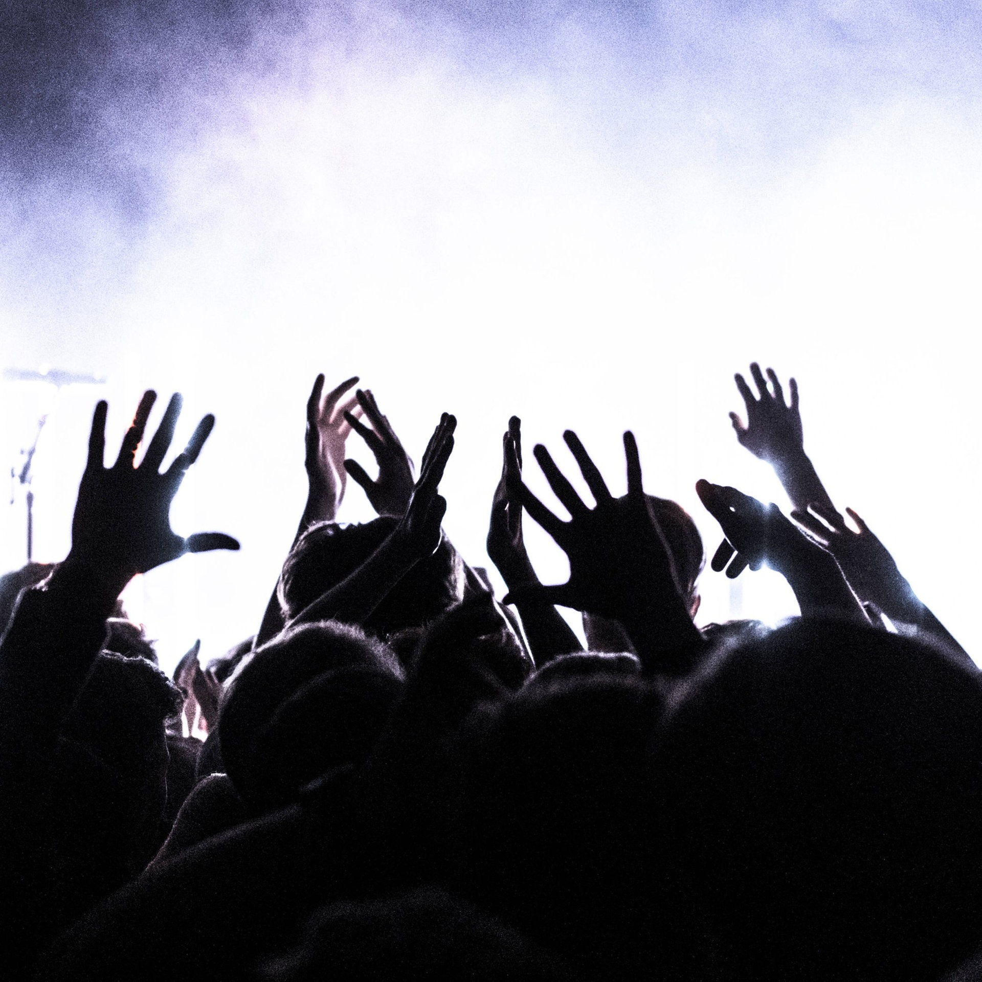 Symbolbild Festival - Menschenmasse vor einer Bühne  (Foto: IMAGO, IMAGO / Moritz Schlenk)