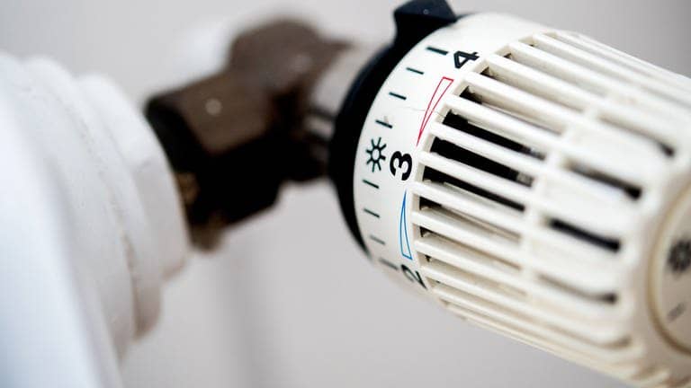 Der Thermostat einer Heizung in einer Wohnung. (Foto: dpa Bildfunk, picture alliance/dpa | Hauke-Christian Dittrich)