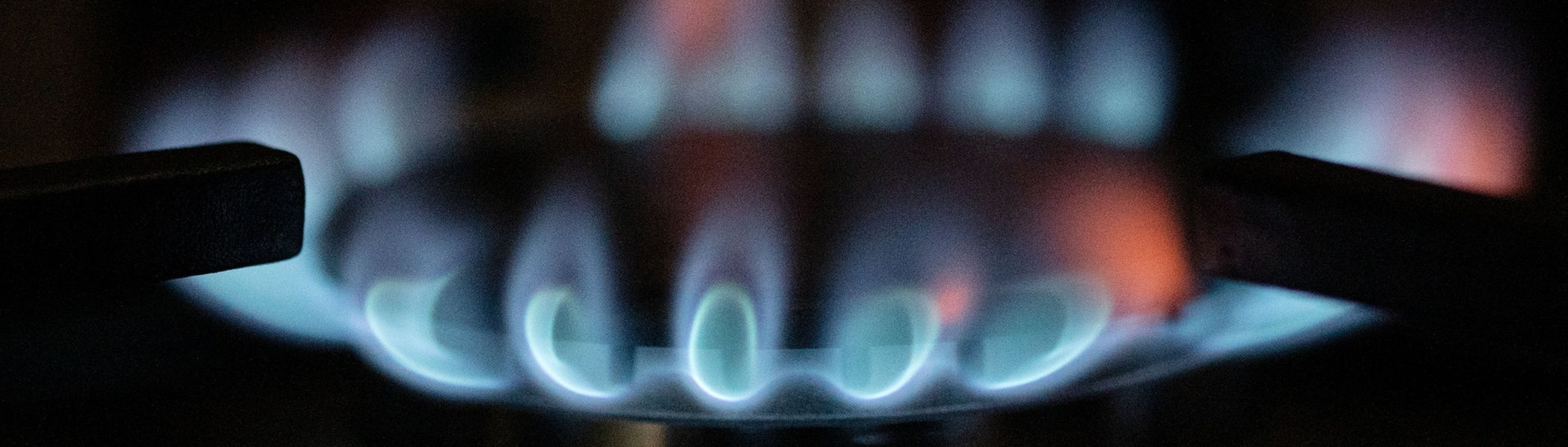 Flammen sind an einem Gasherd zu sehen.  (Foto: dpa Bildfunk, picture alliance/dpa | Marijan Murat)