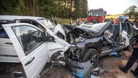 Schwerer Verkehrsunfall auf der B28 bei Römerstein: Rettungskräfte stehen an den zerstörten Fahrzeugen. (Foto: dpa Bildfunk, picture alliance/dpa/VMD-Images | Simon Adomat)