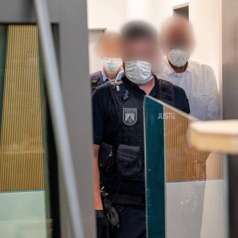 Angeklagter der Amokfahrt von Trier wird in den Gerichtssaal geführt (Foto: dpa Bildfunk, picture alliance/dpa | Harald Tittel)