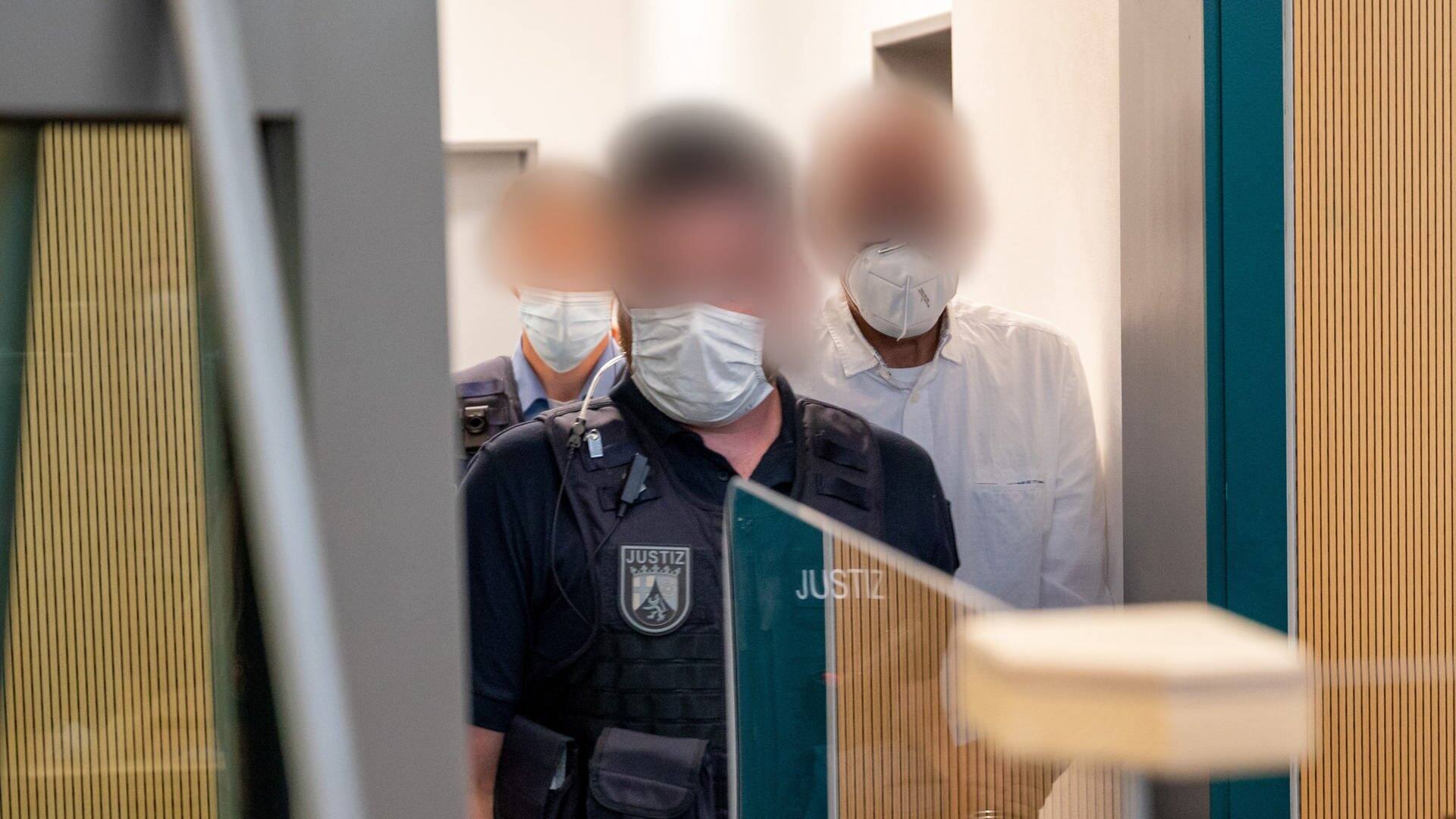 Angeklagter der Amokfahrt von Trier wird in den Gerichtssaal geführt (Foto: dpa Bildfunk, picture alliance/dpa | Harald Tittel)
