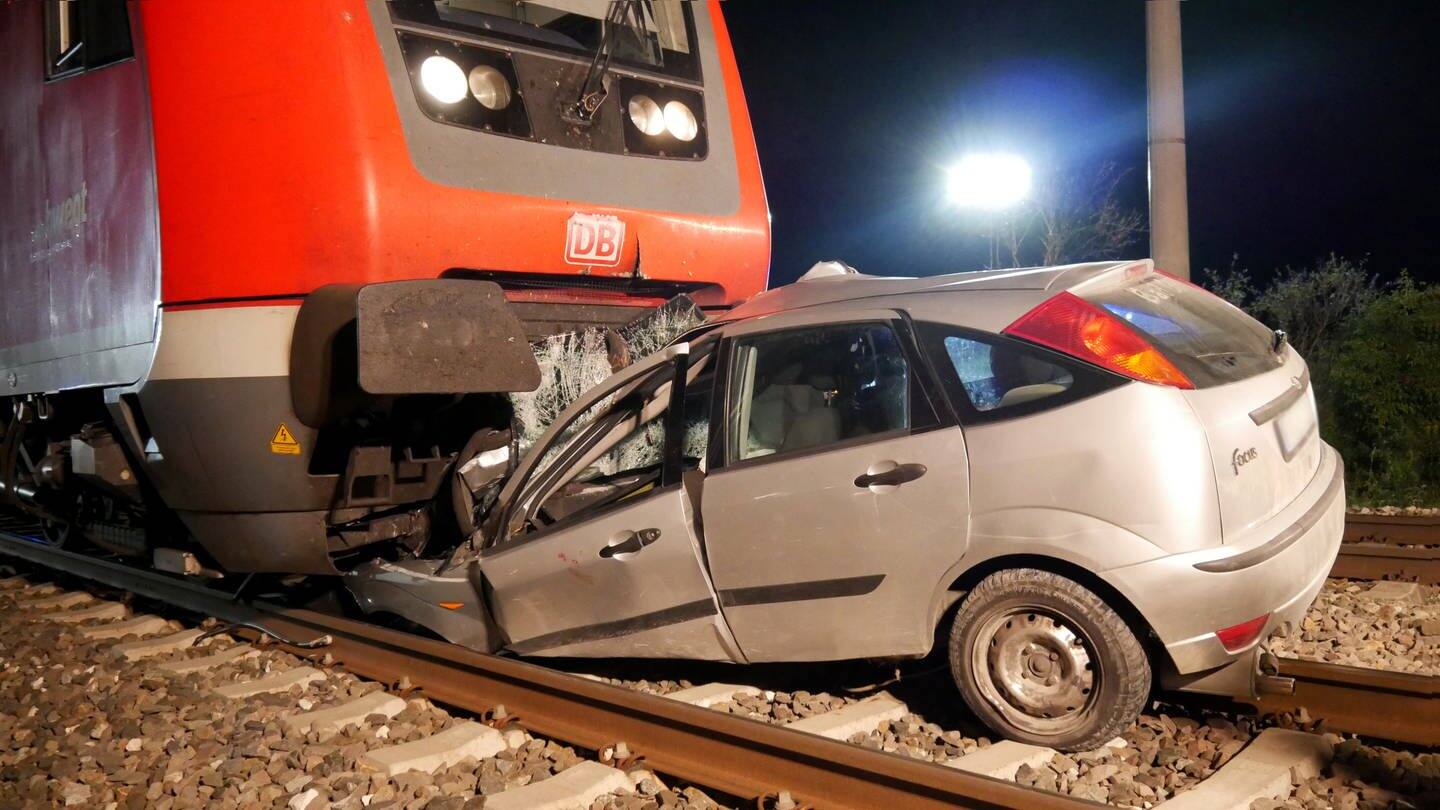 Bad Schussenried: Das Auto klemmt unter dem Regionalzug. (Foto: dpa Bildfunk, picture alliance/dpa/David Pichler | David Pichler)