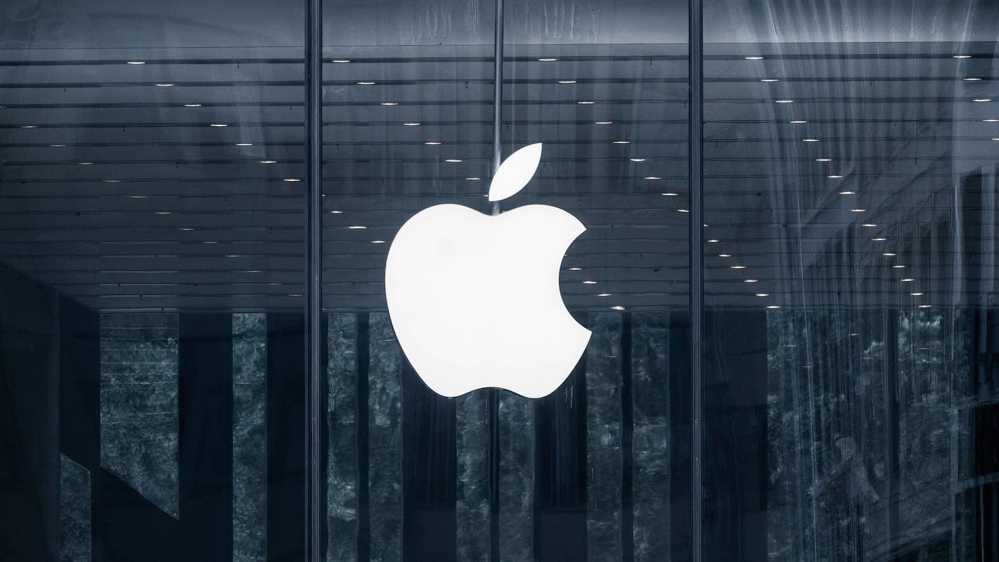 Front eines Apple-Stores mit großem Apple-Logo (Foto: IMAGO, IMAGO/Michael Gstettenbauer)