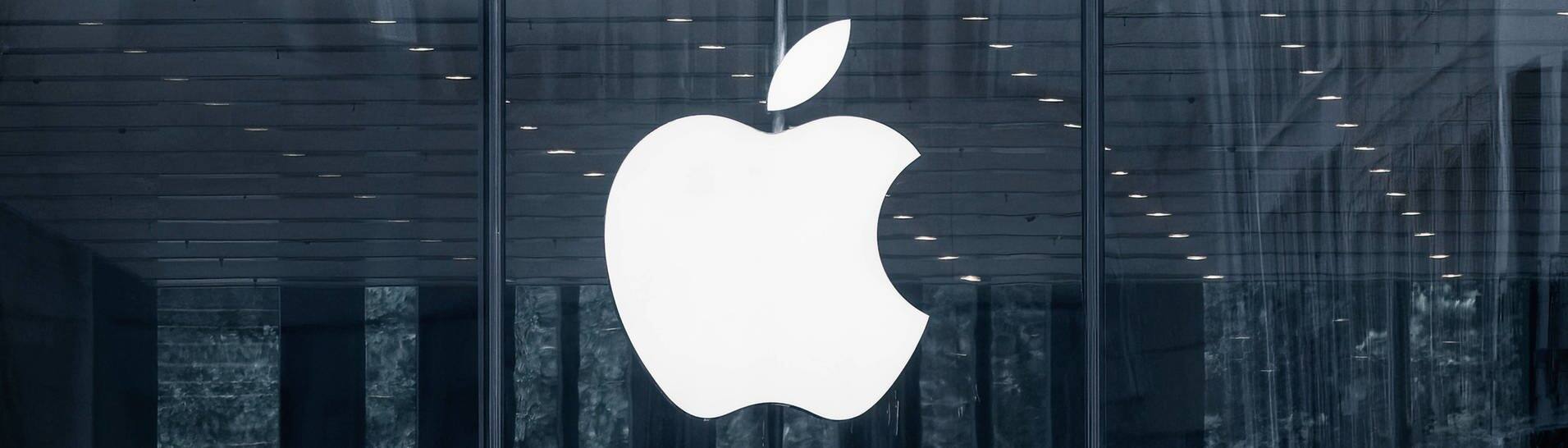 Front eines Apple-Stores mit großem Apple-Logo (Foto: IMAGO, IMAGO/Michael Gstettenbauer)
