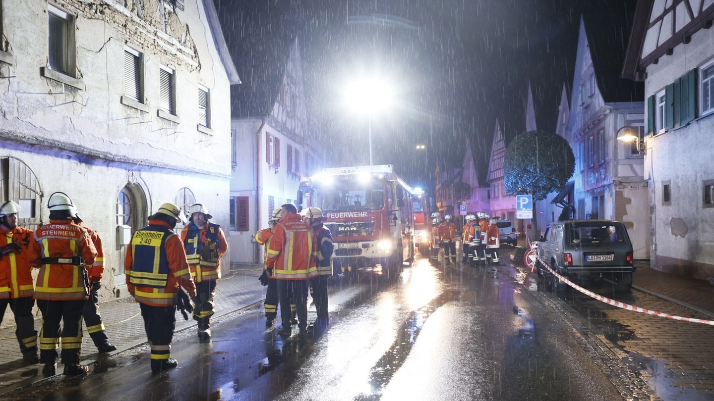 Feuerwehr und Polizei sind in der Nacht wegen Dauerregen und Überschwemung in Steinheim im Einsatz. (Foto: dpa Bildfunk, picture alliance/dpa | Karsten Schmalz)