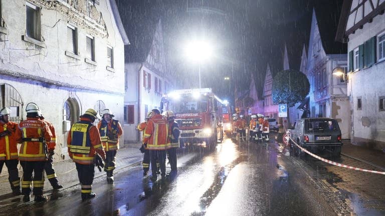 Feuerwehr und Polizei sind in der Nacht wegen Dauerregen und Überschwemung in Steinheim im Einsatz. (Foto: dpa Bildfunk, picture alliance/dpa | Karsten Schmalz)