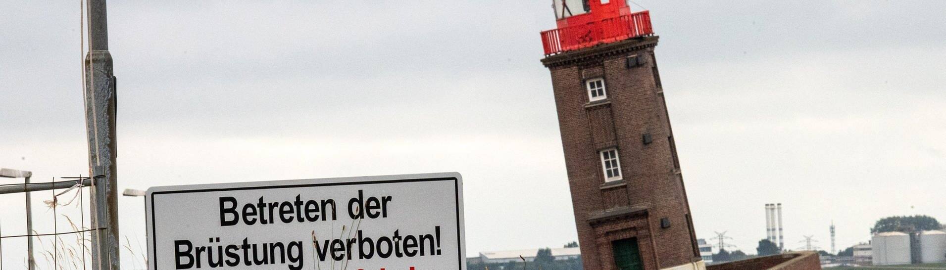 Der schief stehenden Leuchtturm der Nordmole in Bremerhaven (Foto: dpa Bildfunk, picture alliance/dpa | Sina Schuldt)
