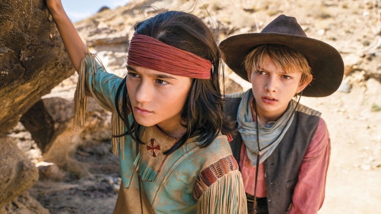 Mika Ullritz (l) als Winnetou und Milo Haaf als Tom Silver in einer Szene des Films „Der junge Häuptling Winnetou“. (Foto: dpa Bildfunk, picture alliance/dpa/Leonine | -)