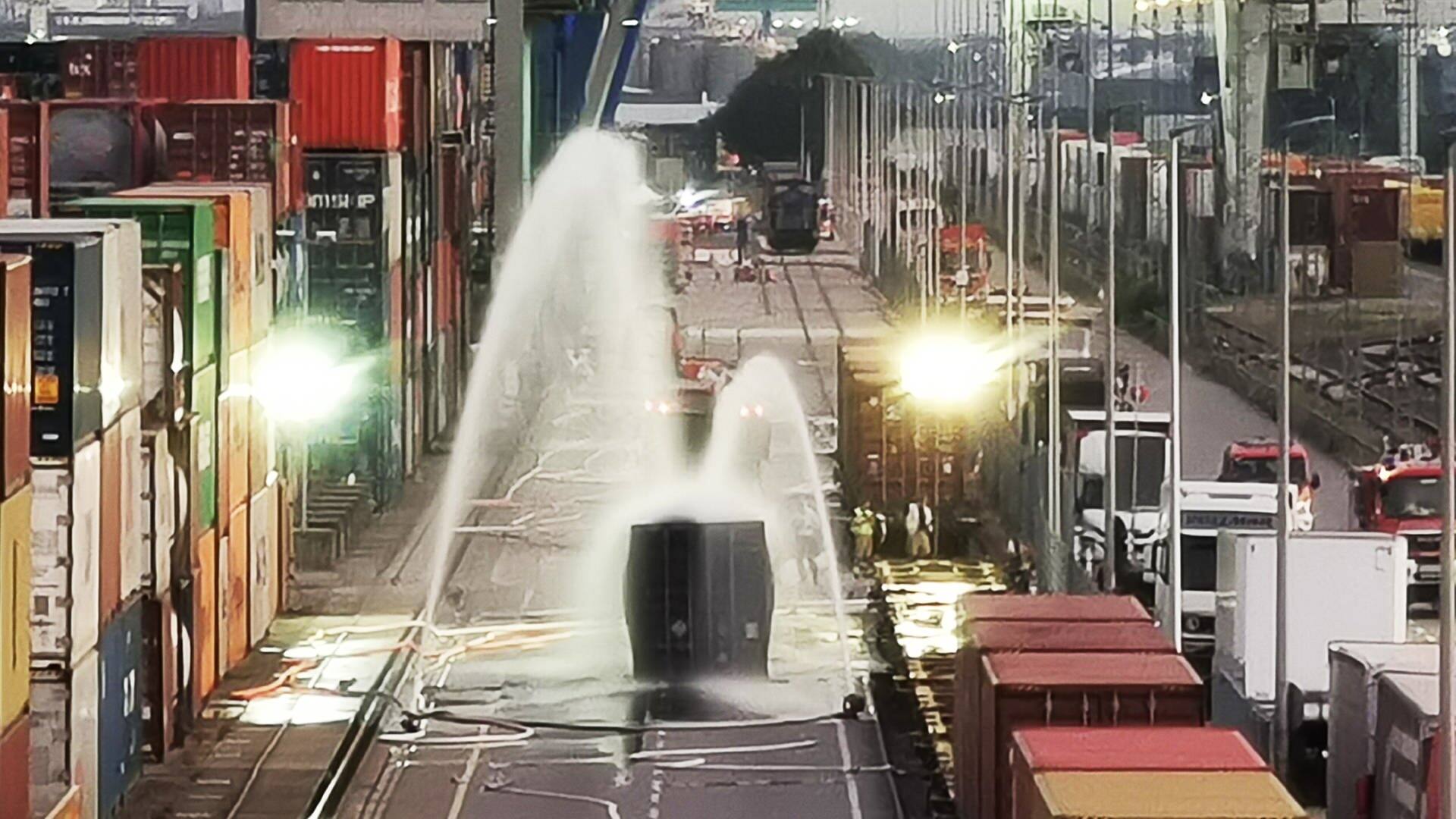 Die Feuerwehr kühlt einen Container nach einem Chemieunfall im Mühlauhafen, Mannheim. (Foto: dpa Bildfunk, picture alliance/dpa/Dieter Leder | Dieter Leder)