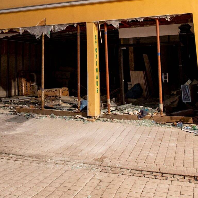 Draufsicht auf das Haus, in dem die Explosion stattfand: Fensterscheiben und Fassade sind zerstört. (Foto: dpa Bildfunk, picture alliance/dpa/view die agentur | Joachim Ackermann)