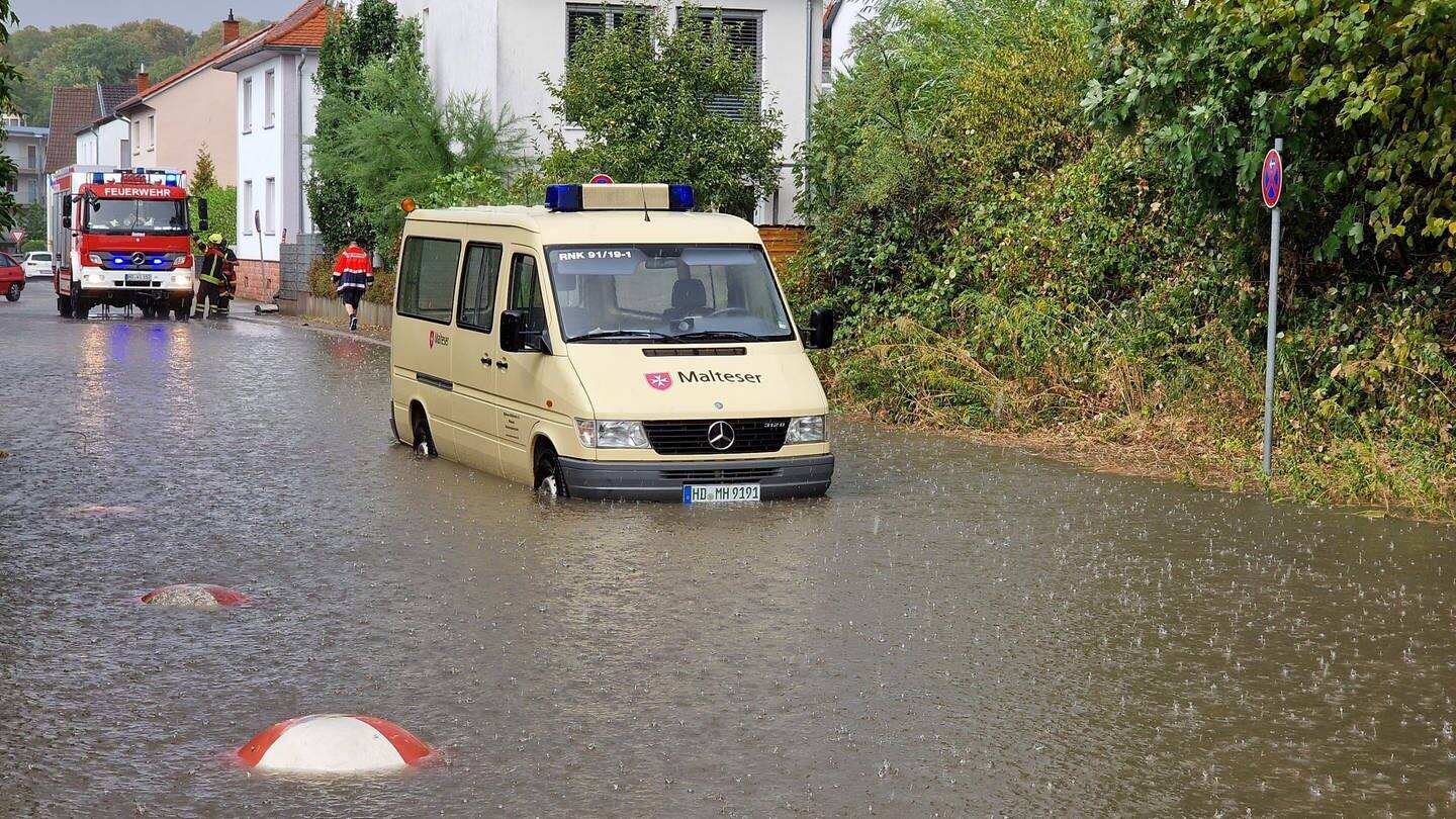 Unwetter und Gewitter sorgen am Freitag für Überflutungen in den Straßen, die sogar der Einsatz der Rettungskräfte behindern.  (Foto: dpa Bildfunk, picture alliance/dpa/Einsatz-Report24 | Marvin Riess)
