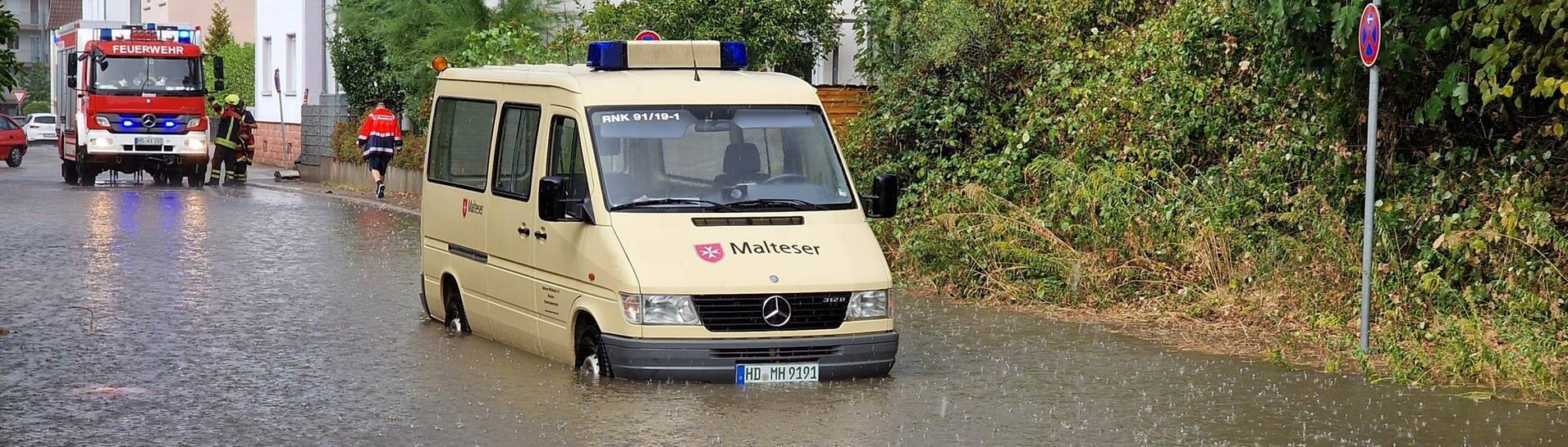 Unwetter und Gewitter sorgen am Freitag für Überflutungen in den Straßen, die sogar der Einsatz der Rettungskräfte behindern.  (Foto: dpa Bildfunk, picture alliance/dpa/Einsatz-Report24 | Marvin Riess)