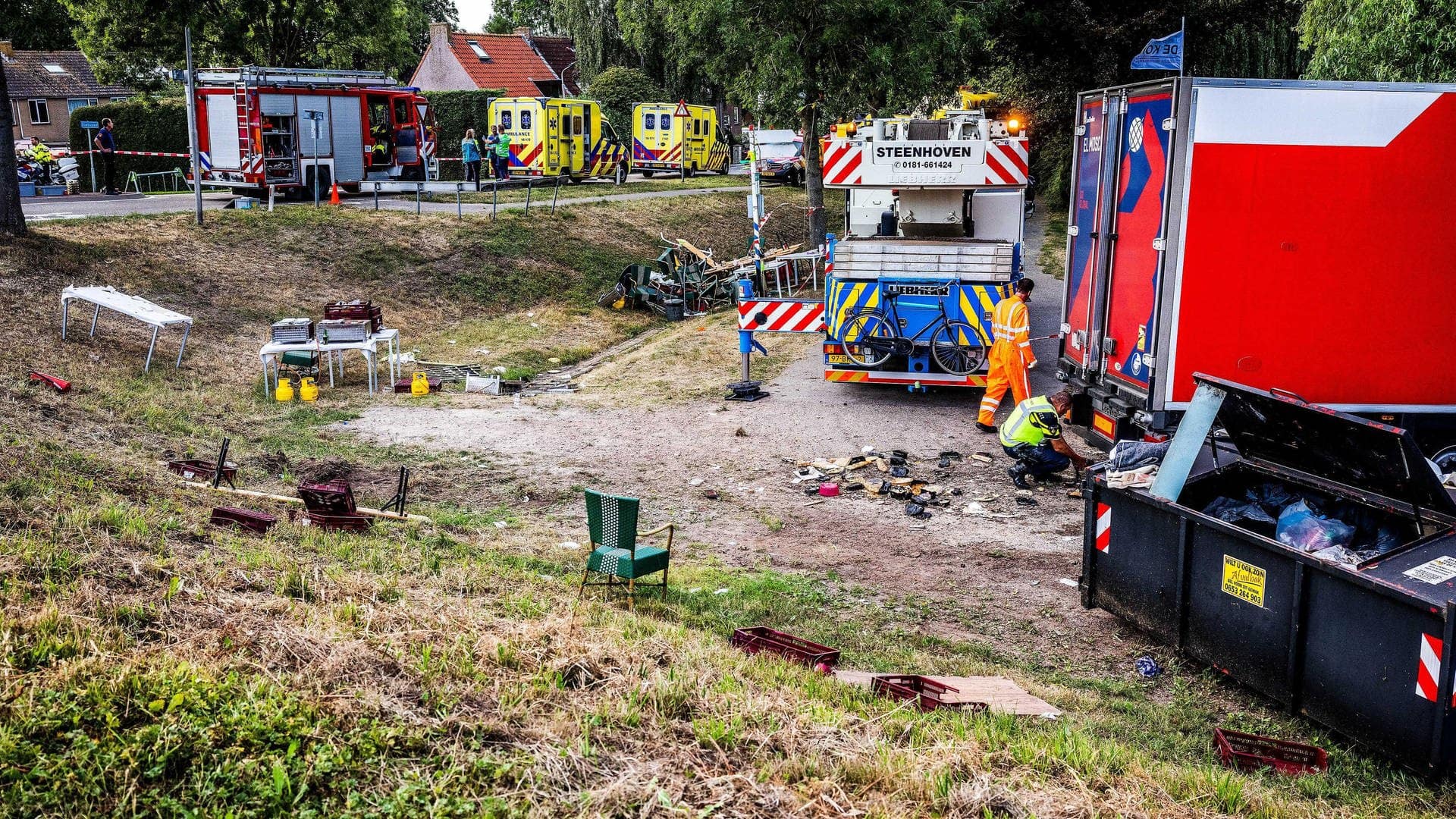 Rettungskräfte sind nach dem Lkw-Unfall im Einsatz. (Foto: dpa Bildfunk, picture alliance/dpa/ANP | ---)